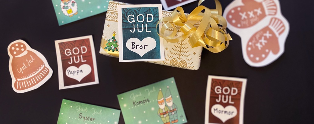 Samling julklappsetiketter med svenska hälsningar och illustrationer, arrangerade runt ett inslaget paket med gyllene band